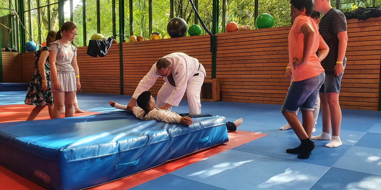 Judo-Trainer Gerald Kölblinger zeigt, wie man aufs Kreuz fällt, ohne sich dabei weh zu tun. Dann spricht er über Respekt und Disziplin.   Bild: Wegner