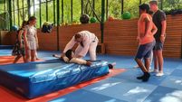 Judo-Trainer Gerald Kölblinger zeigt, wie man aufs Kreuz fällt, ohne sich dabei weh zu tun. Dann spricht er über Respekt und Disziplin.   Bild: Wegner
