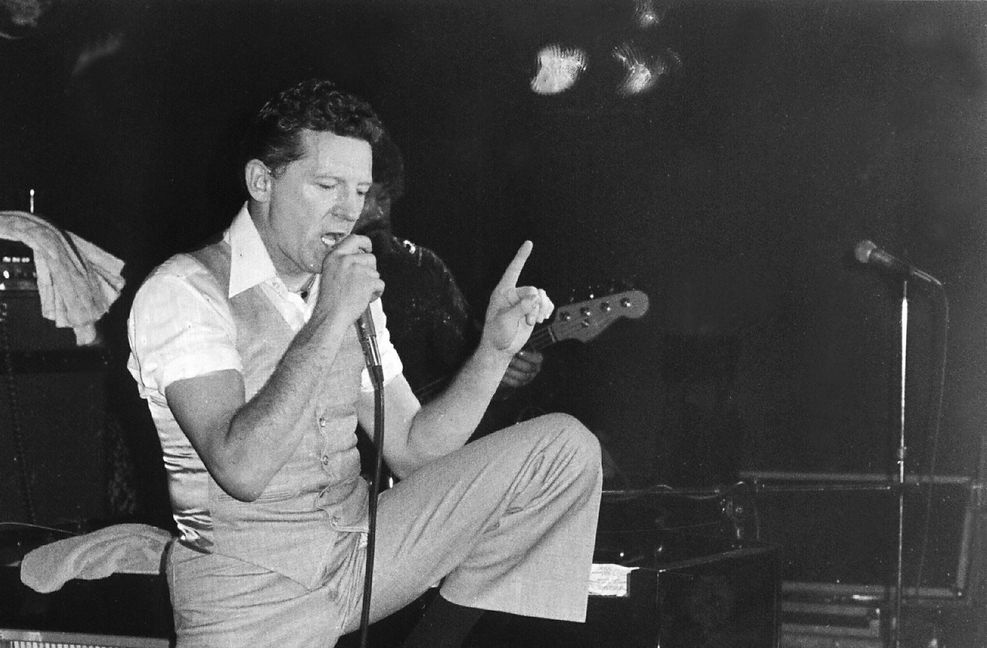 Lewis bei einem Konzert 1980 in Hamburg. Er war nicht dafür bekannt, sein Instrument zu schonen.