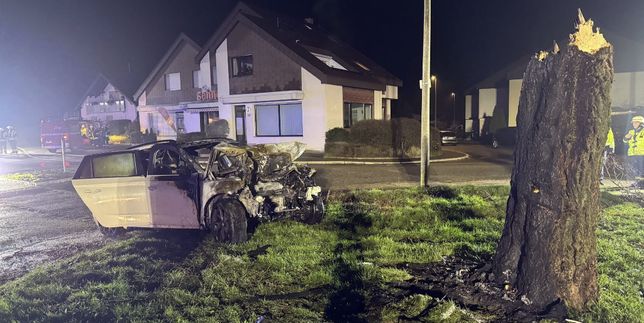 Folgenschwerer Unfall in Renningen: Das Auto prallte gegen einen Baum und ging in Flammen auf.