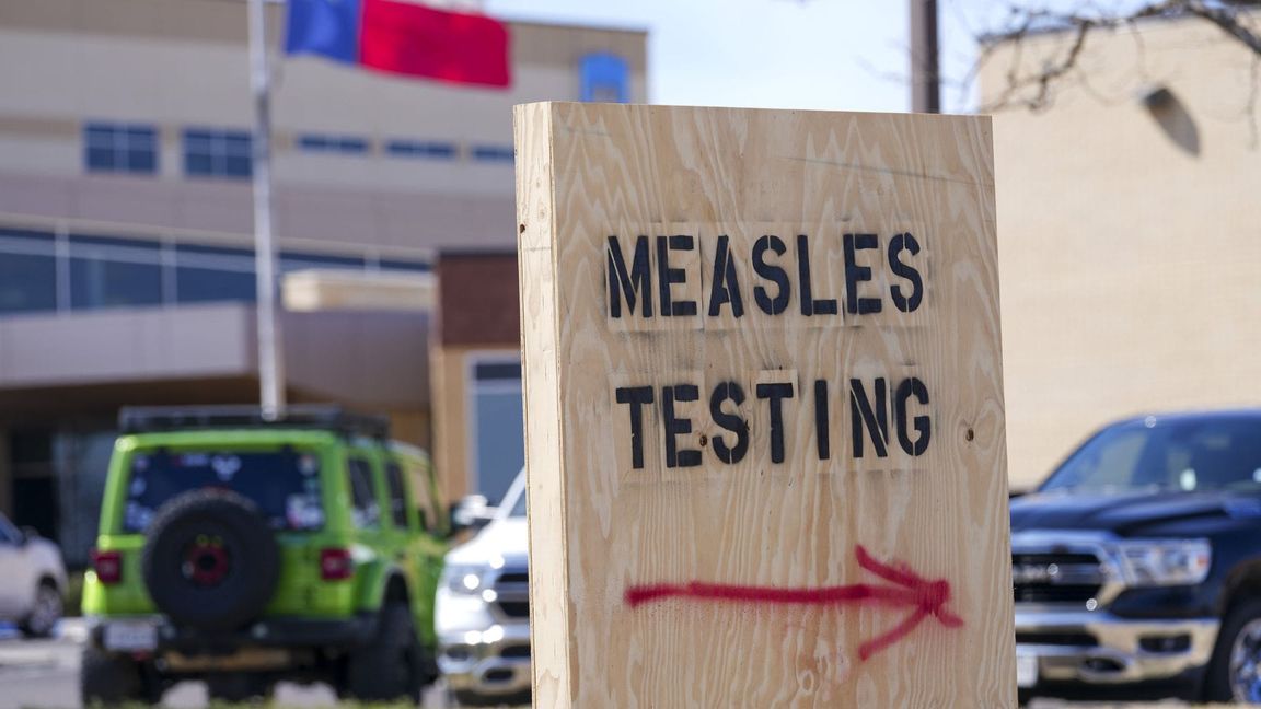 Ein Hinweisschild vor dem Seminole Hospital District informiert über das Angebot von Masern-Tests.