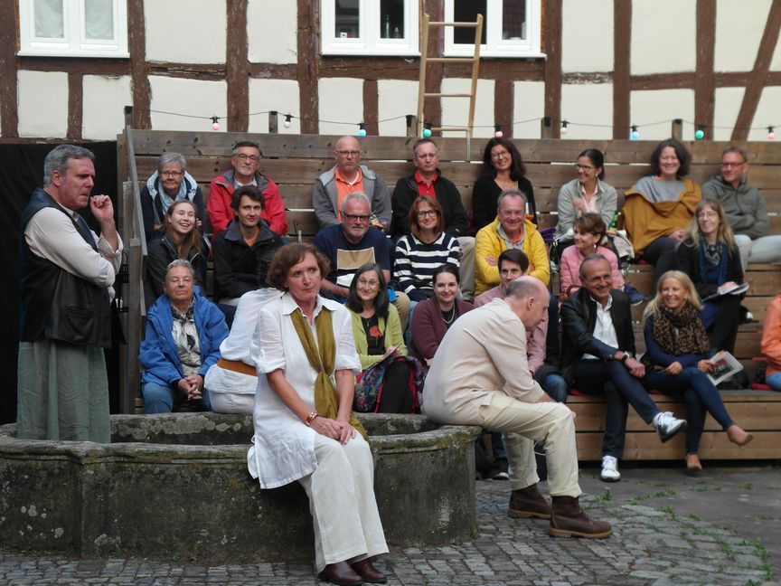 „Viel Lärm um nichts“: Daniel Bayer, Gisela Samesch und Bernd Schmalenbach (von links) im Serenadenhof. Das Shakespeare-Stück mit der Schaubühne Sindelfingen war einer der Höhepunkte der 5. Biennale Sindelfingen. Bild: Staber