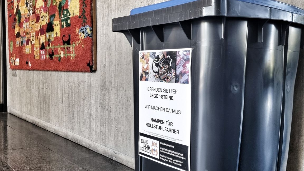 Im Foyer des Sindelfinger Rathauses stehen Sammel-Tonnen, die ab Montag mit gespendeten Lego-Steinen gefüllt werden sollen. Bild: Hamann