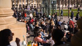 Draußen ein Eis essen oder einen Kaffee in der Sonne genießen: Dafür herrschen derzeit beste Voraussetzungen in Baden-Württemberg. (Archivbild)