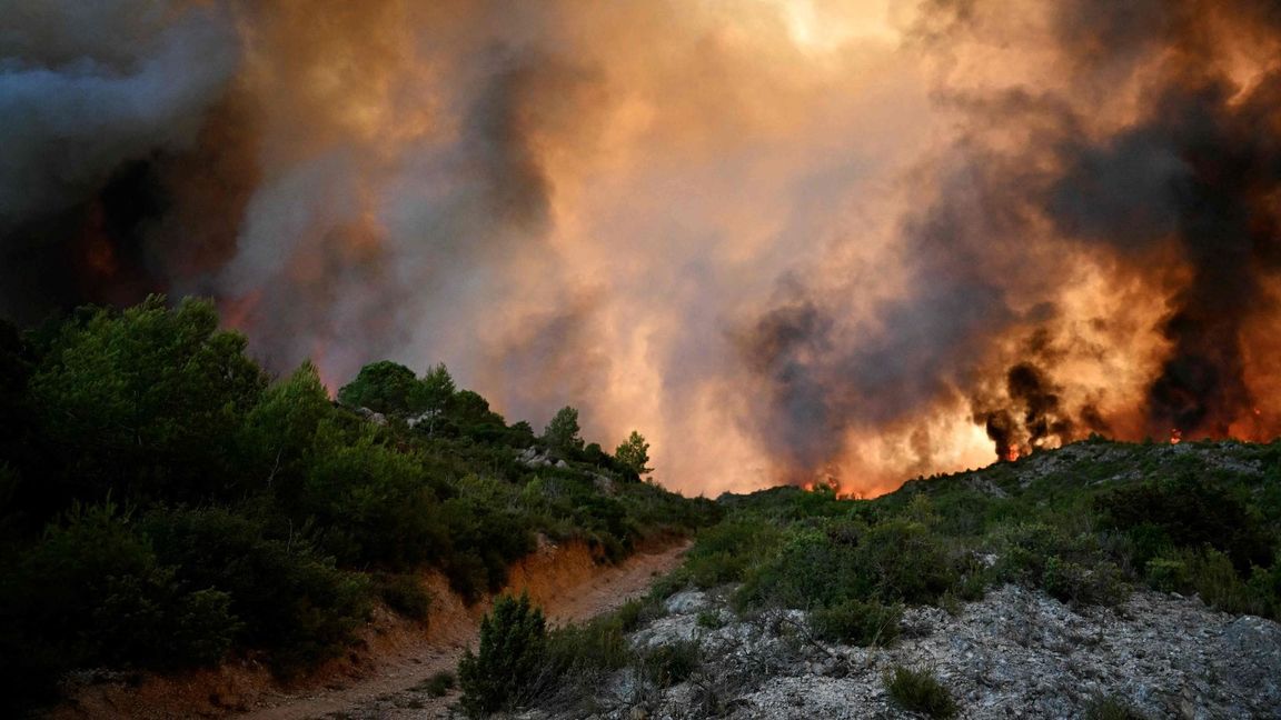In der Nähe von Fontjoncouse, im Südwesten Frankreichs, steht ein Wald in Flammen.