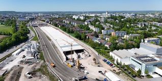 Die Fläche auf dem Deckel ist drei Hektar groß - das entspricht etwa vier Fußballfeldern. Hinzu kommen zwei Hektar Böschungsbereich. Die Aufnahme zeigt den Deckel von oben, wie er im Mai aussah.