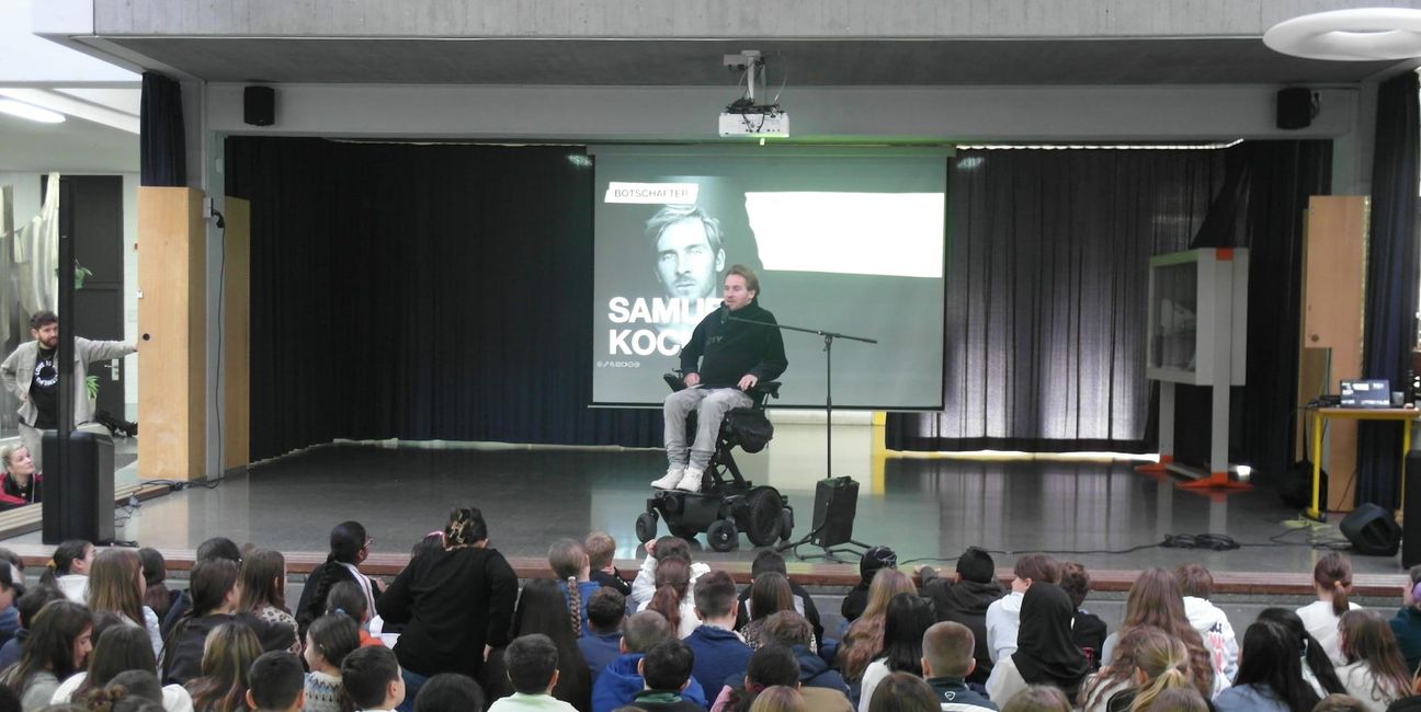 Samuel Koch spricht vor Schülern der Albert-Schweitzer-Realschule. Bilder: Staber