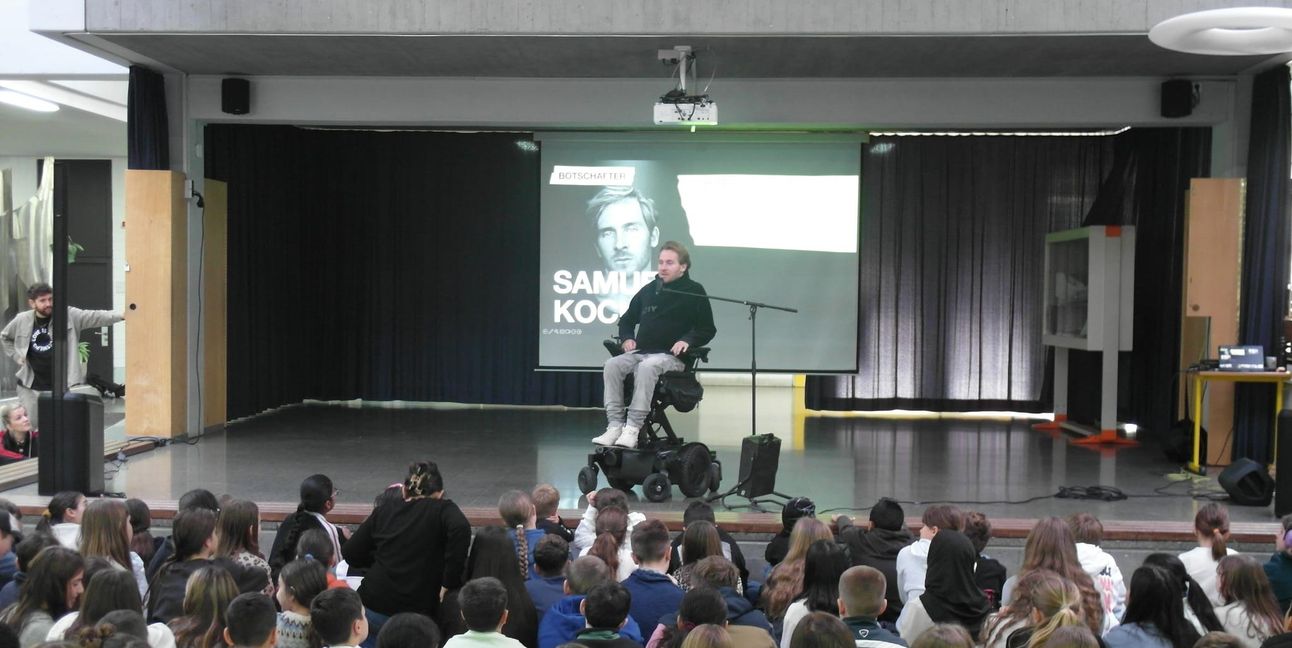 Samuel Koch spricht vor Schülern der Albert-Schweitzer-Realschule. Bilder: Staber