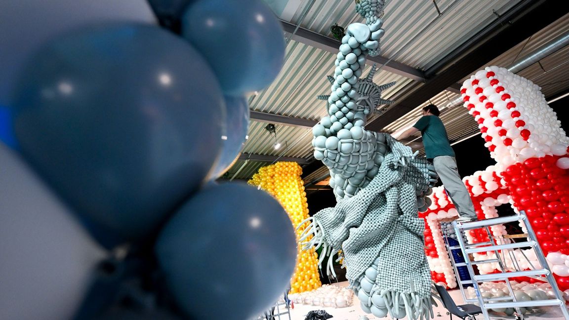 Ballonkünstler arbeiten während eines Pressetermins vor der Eröffnung der Ausstellung „Luftballonwelten“ im Pineapple Park an ihren Objekten.