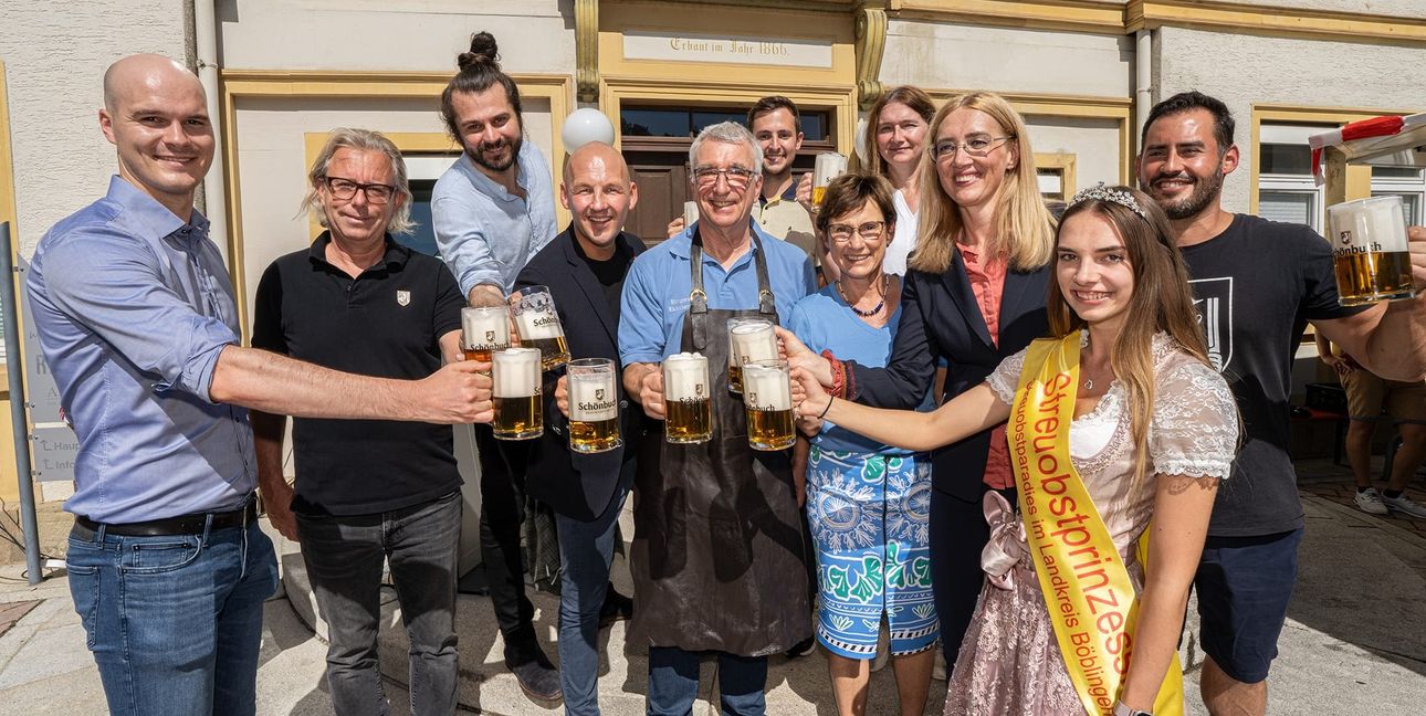Freibier nach dem Fassanstich (von links): Grünen-Landtagsabgeordneter Peter Seimer, Schönbuch-Geschäftsführer Werner Dinkelacker, Grünen-Bundestagsabgeordneter Tobias Bacherle, CDU-Bundestagsabgeordneter Marc Biadacz, Bürgermeister Ekkehard Fauth, Bürgermeister-Kandidat Marc Weidel, Staatssekretärin und CD-Landtagsabgeordnete Sabine Kurtz, Landwirtschaftsleiterin Yvonne Bäuerle, Bürgermeisterkandidatin Helena Österle, Streuobstprinzessin Lisa Noppel aus Kayh, 20 Jahre und Bankkaufrau, und Braumeister Gustavo Tresselt.