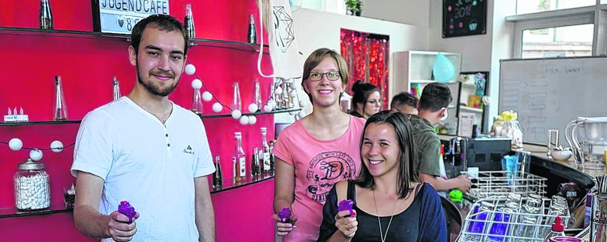 Praktikant Matthieu Hernandez, Jugendgemeinderätin Alina Kroschwald und natürlich Jugendcafé-Leiterin Marie-Luisa Schneider waren bei der ersten Geburtstagsfeier des Jugendcafés dabei.  Bild: Heiden