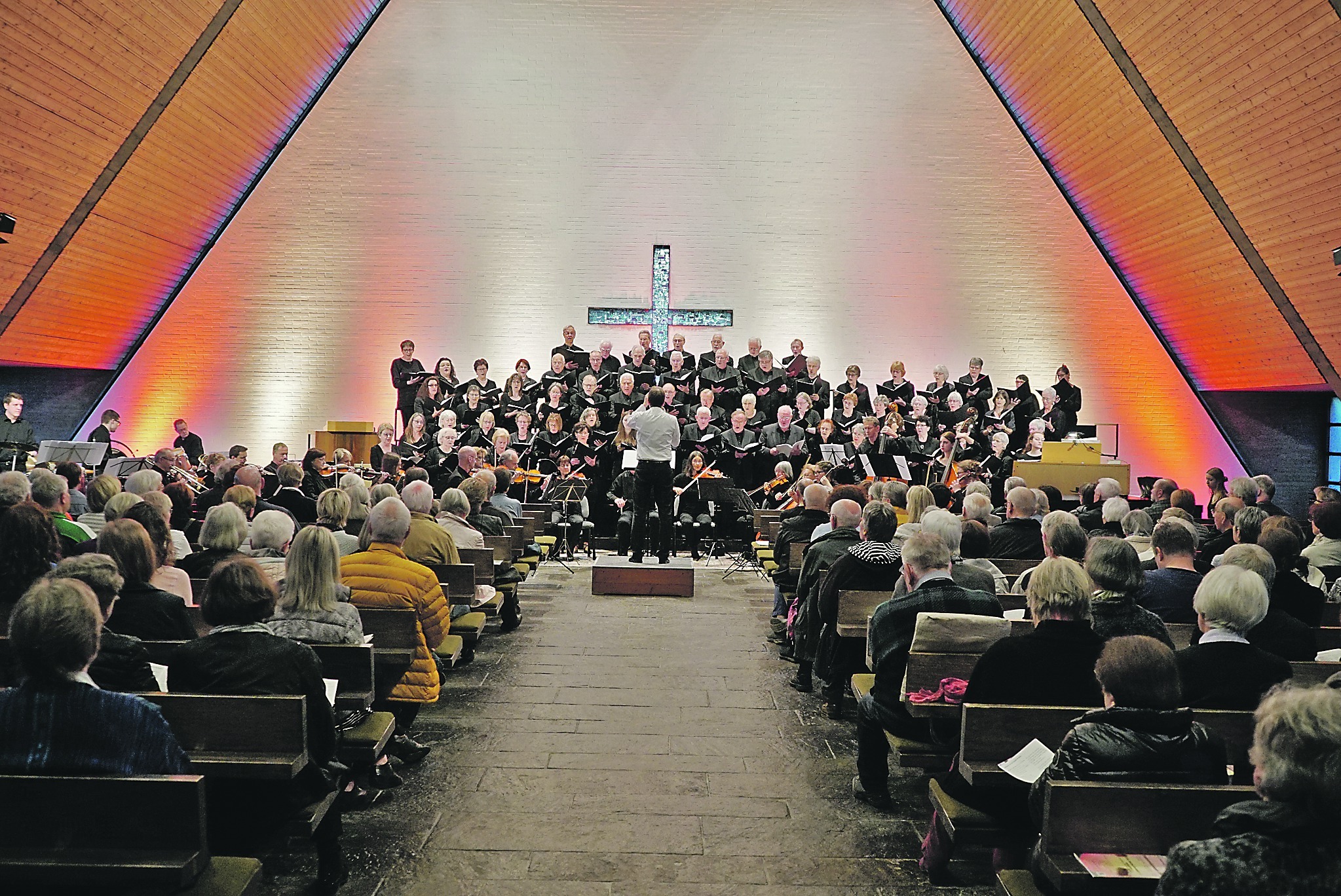 Chor und Orchester der Johanneskirche Sindelfingen unter der Leitung von Michael Kuhn. Bild: Heiden