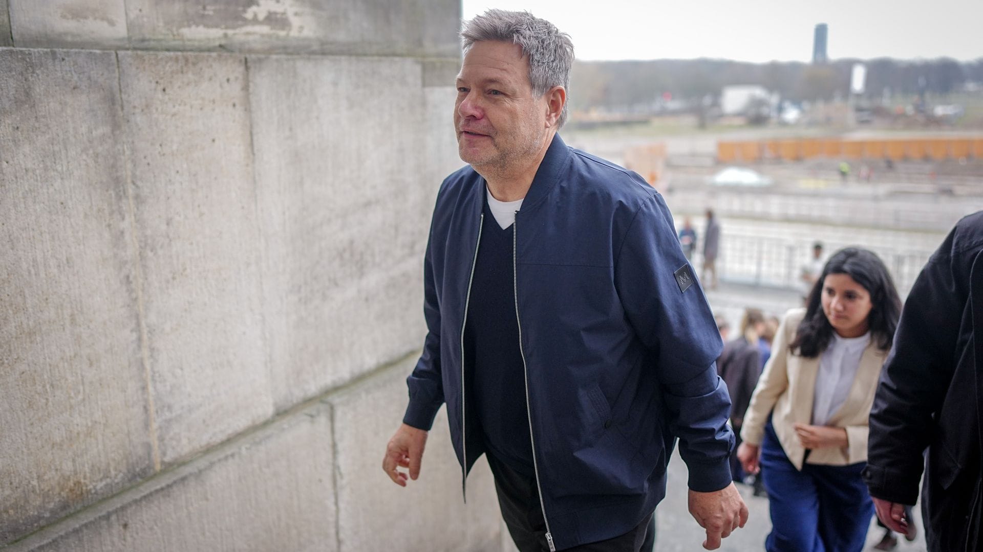 Bundeswirtschaftsminister Robert Habeck und Misbah Khan, Grünen-Abgeordnete aus Rheinland-Pfalz, gehen zur Sitzung ihrer Fraktion.