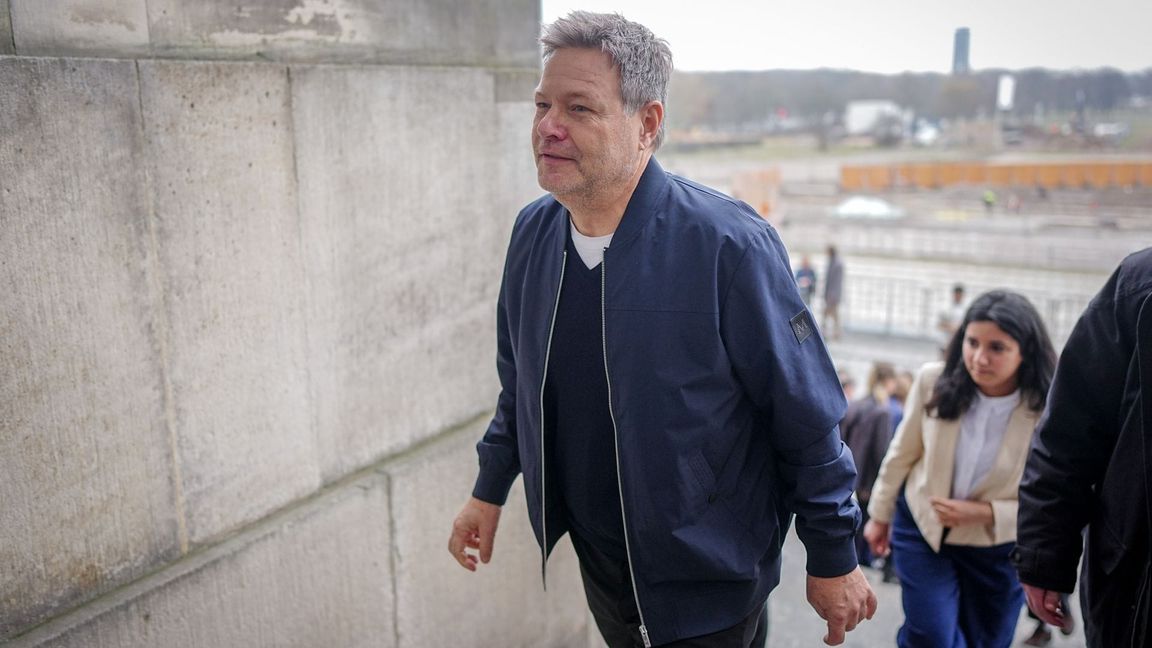 Bundeswirtschaftsminister Robert Habeck und Misbah Khan, Grünen-Abgeordnete aus Rheinland-Pfalz, gehen zur Sitzung ihrer Fraktion.