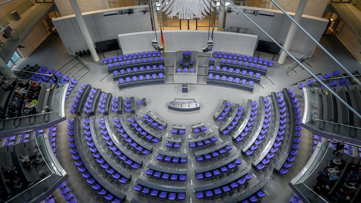 Im Plenum des Bundestages werden aufgrund der Wahlrechtsreform künftig nur noch 630 Abgeordnete sitzen. (Symbolbild)