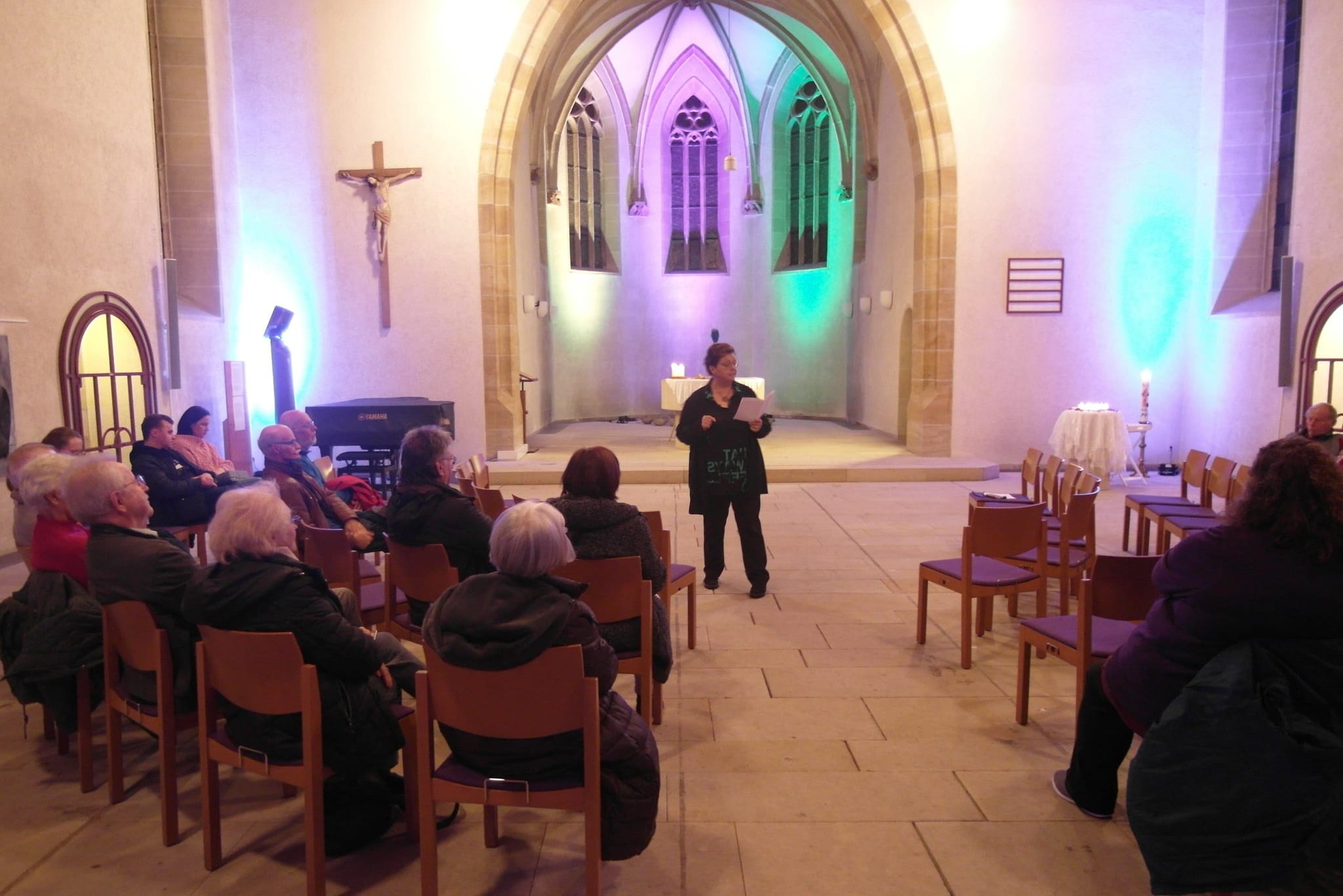 In der Stadtkirche haben Pfarrerin Gerlinde Feine und Kantor Eckhart Böhm unter dem Titel „Gefäße der Erinnerung - Bilder und Objekte“ bei einer meditativ-musikalischen Lesung in die Bildwelten des Künstlers Hans Peter Schlotter eingeführt.
