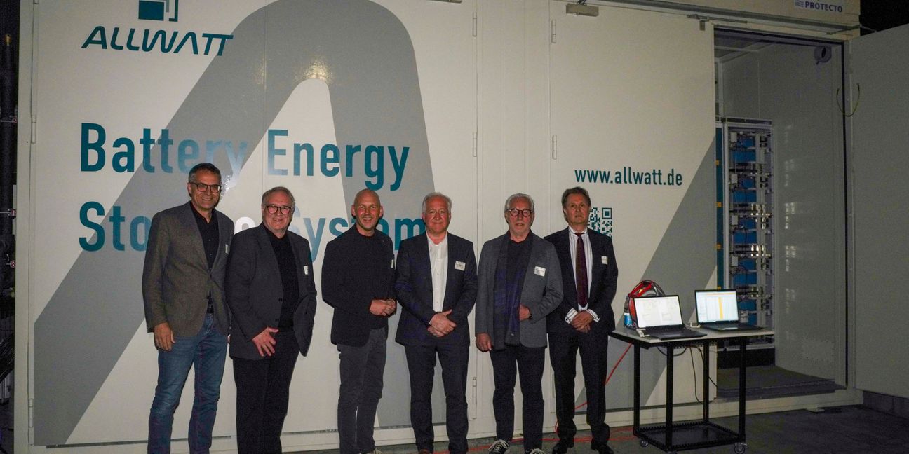 Gruppenbild vor dem Batteriespeicher von Alzner Automotive in Döffingen (von links): Gebhard Gentner, Jürgen Haar, Marc Biadacz, Hans-Martin Tekeser, Prof. Johann Tomforde und Dr. Alexander Sommer.