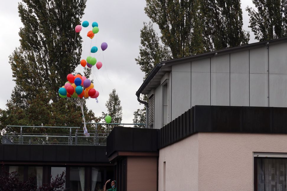 Im Herrenberger GWW-Wohnheim wurden Karten an bunten Luftballons auf die Reise geschickt.     Bild: z