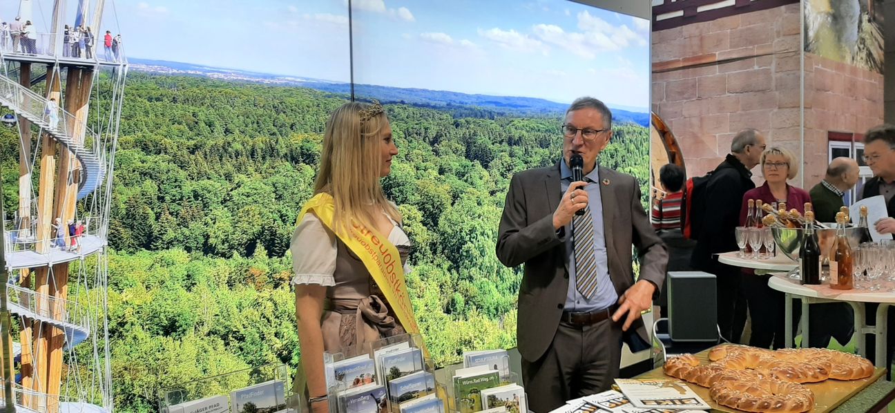 Landrat Roland Bernhard (mit Streuobstkönigin Christina Jung) schwärmte auf der CMT von den Vorzügen des Landkreises. Bild: Elbers