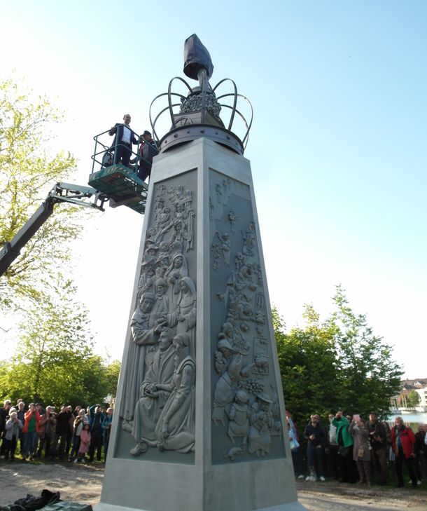 Für die Enthüllung des Bauernkriegs-Denkmals „Gesichter des Bauernkriegs“ ließ sich Böblingens Oberbürgermeister Dr. Stefan Belz per Hubsteiger auf neun Meter Höhe und damit auf Augenhöhe mit Georg III.