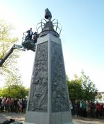 Für die Enthüllung des Bauernkriegs-Denkmals „Gesichter des Bauernkriegs“ ließ sich Böblingens Oberbürgermeister Dr. Stefan Belz per Hubsteiger auf neun Meter Höhe und damit auf Augenhöhe mit Georg III.