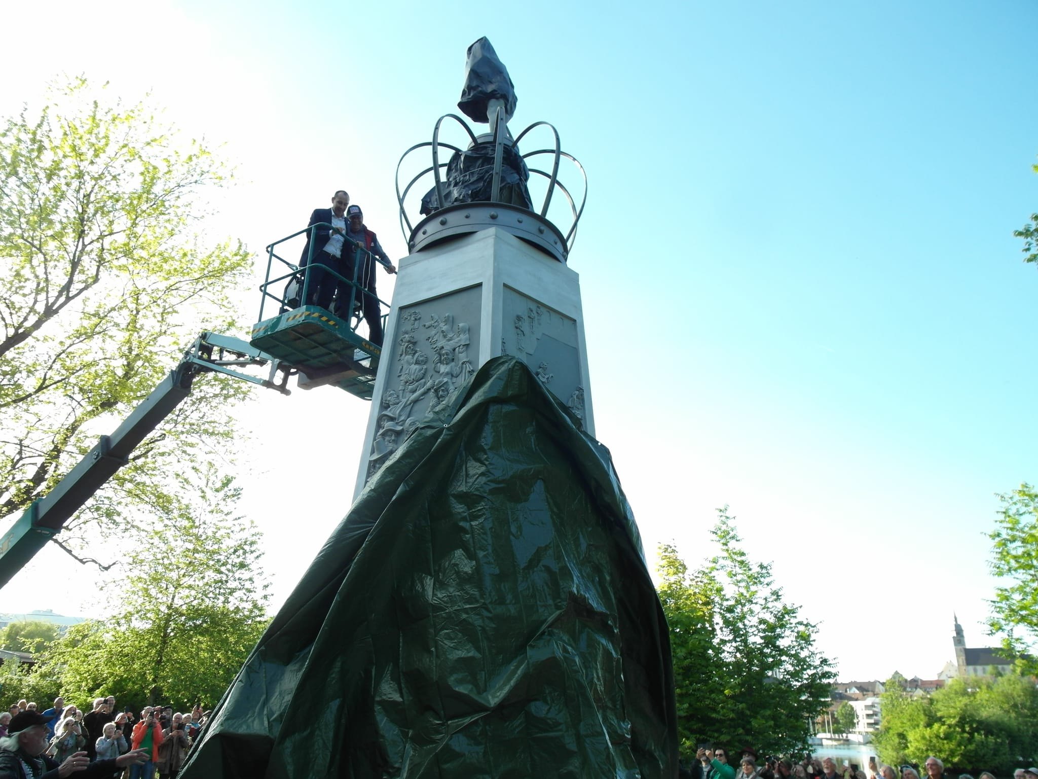 Für die Enthüllung des Bauernkriegs-Denkmals "Gesichter des Bauernkriegs" ließ sich Böblingens Oberbürgermeister Dr. Stefan Belz per Hubsteiger auf neun Meter Höhe und damit auf Augenhöhe mit Georg III. 
Truchseß von Waldburg bringen.