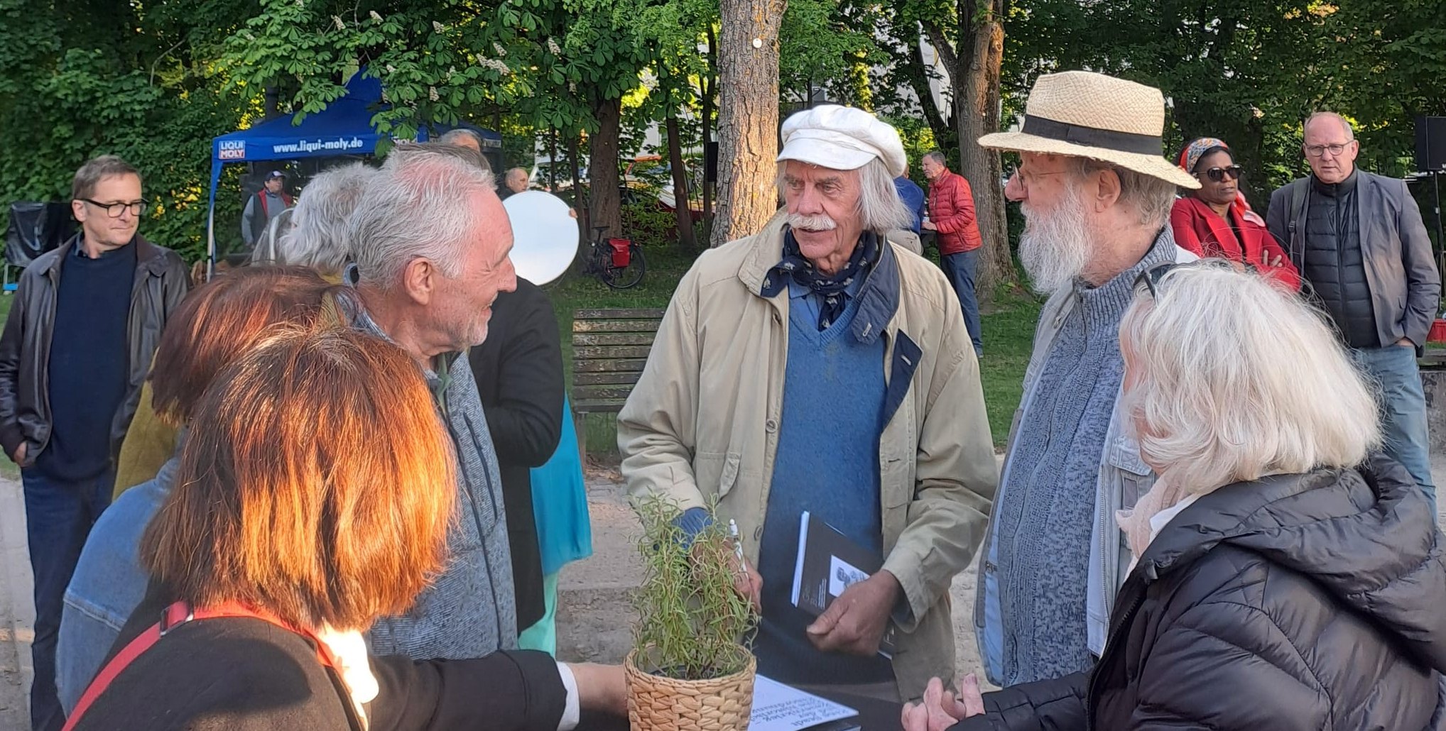 Künstler Peter Lenk im Gespräch mit Besuchern der „Lenk-Mal“-Enthüllung am Böblinger Oberen See.