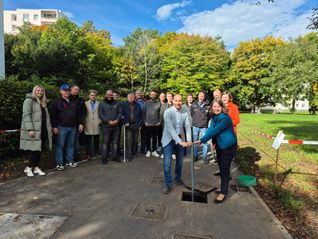 Stadtwerke-Geschäftsführerin Sabine Kaebert und Böblingens Oberbürgermeister Dr. Stefan Belz nehem die Anschlüsse in Betrieb. Bild: z