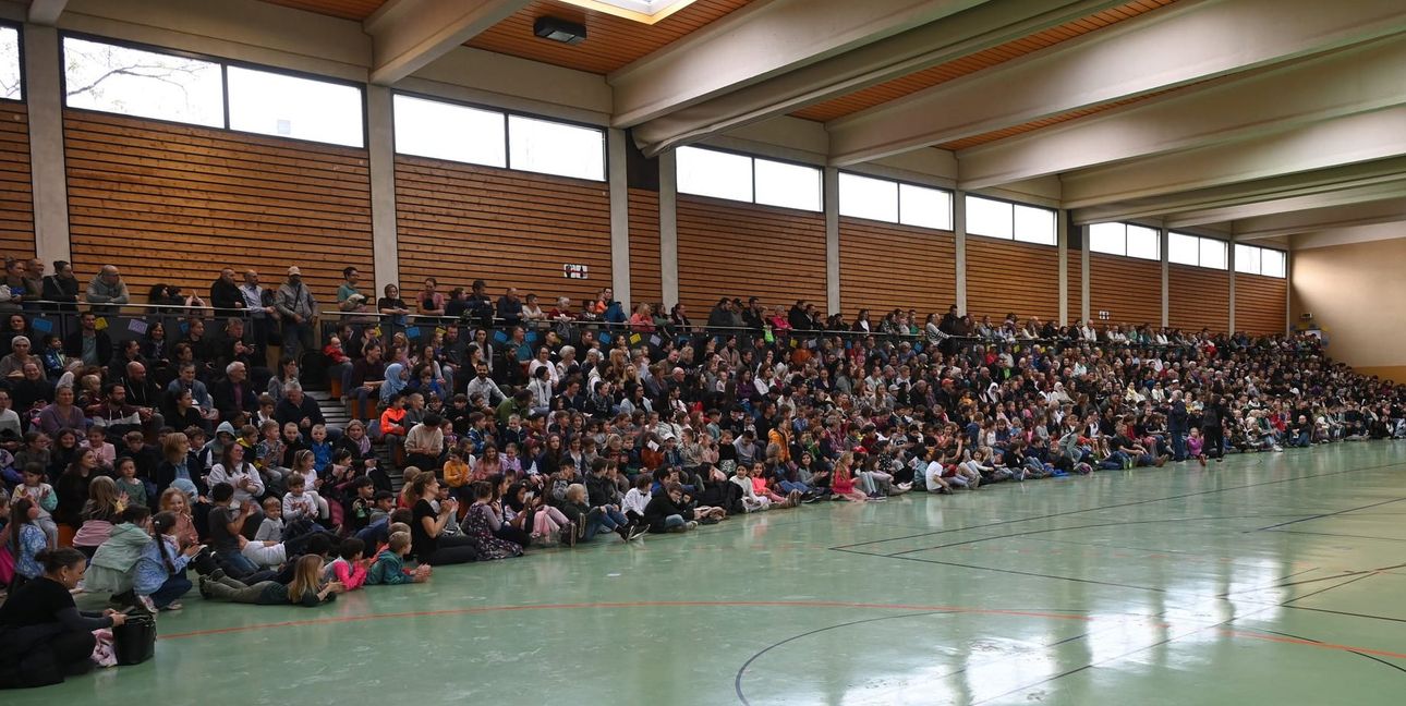 Auftakt des Schulfestes mit einer brechend vollen Tribüne in der Magstadter Sporthalle.
