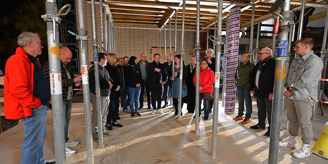 Stütze an Stütze steht derzeit in der künftigen Aula der Magstadter Johannes-Kepler-Gemeinschaftsschule. Rektorin Heike Wizemann hält die Zeitkapsel, die sie für künftige Generationen zusammen mit Bürgermeister Glock, Architekten, Gemeinderäten und anderen dort in einer Aussparung der Bodenplatte versenkte.