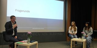 Am Stiftsgymnasium (von links): Markus Kleemann, Adel Balint und Yifei Han.