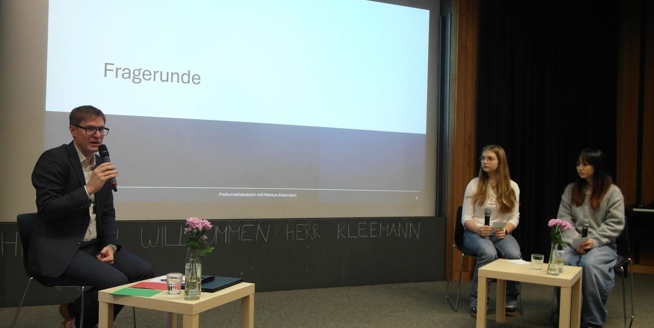 Am Stiftsgymnasium (von links): Markus Kleemann, Adel Balint und Yifei Han.