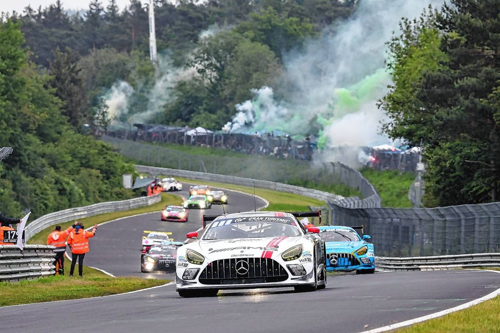 Das Rennen auf der legendären Nordschleife wurde am Sonntag um 15.05 Uhr abgewunken.