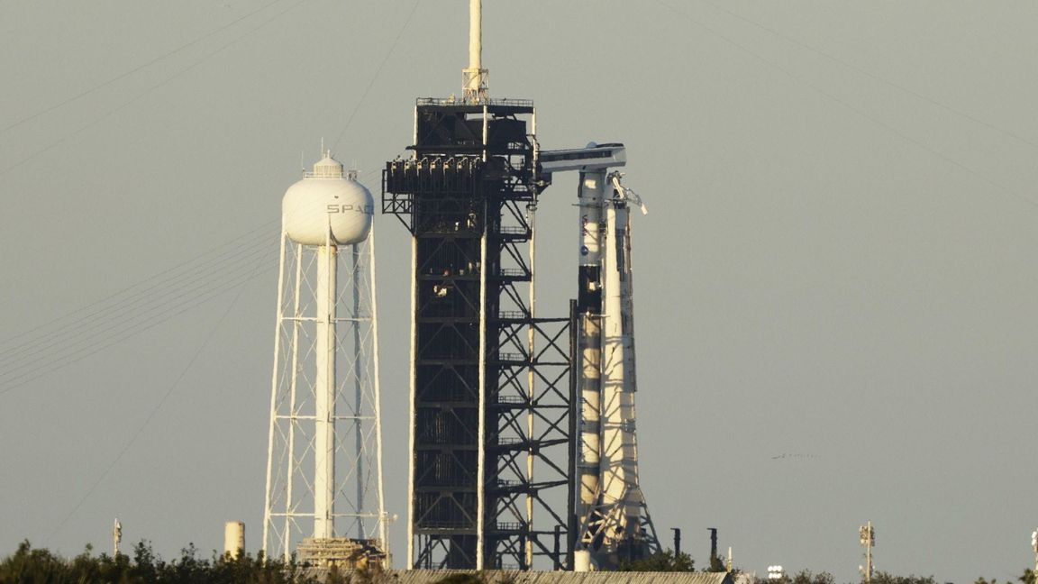 Eine SpaceX Falcon 9-Rakete mit einer vierköpfigen Besatzung an Bord des „Crew Dragon“-Raumschiffs steht nach dem Abbruch des Starts zur Internationalen Raumstation (ISS) auf der Rampe 39A des Kennedy Space Centers.