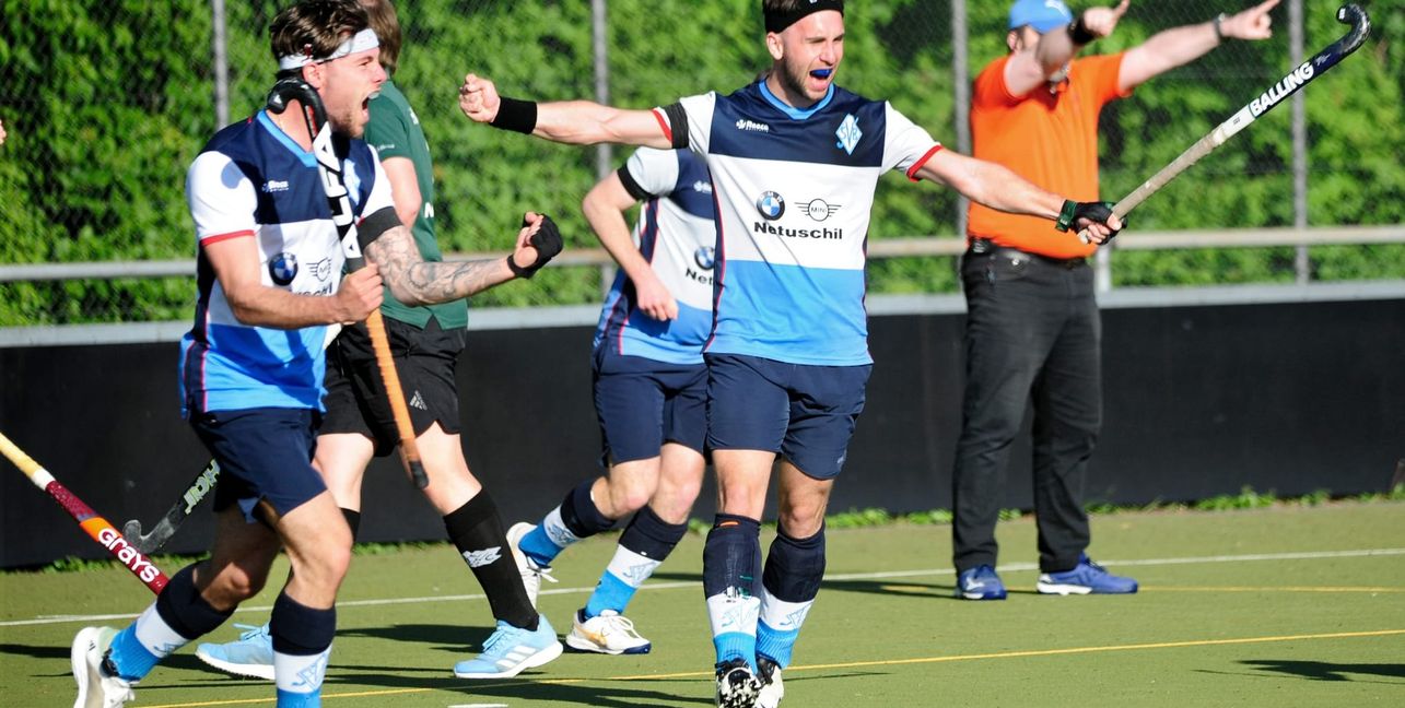 Keanu Ciafardini (links) bejubelt den Treffer zum 3:2 gegen Hanau. Bild: photostampe