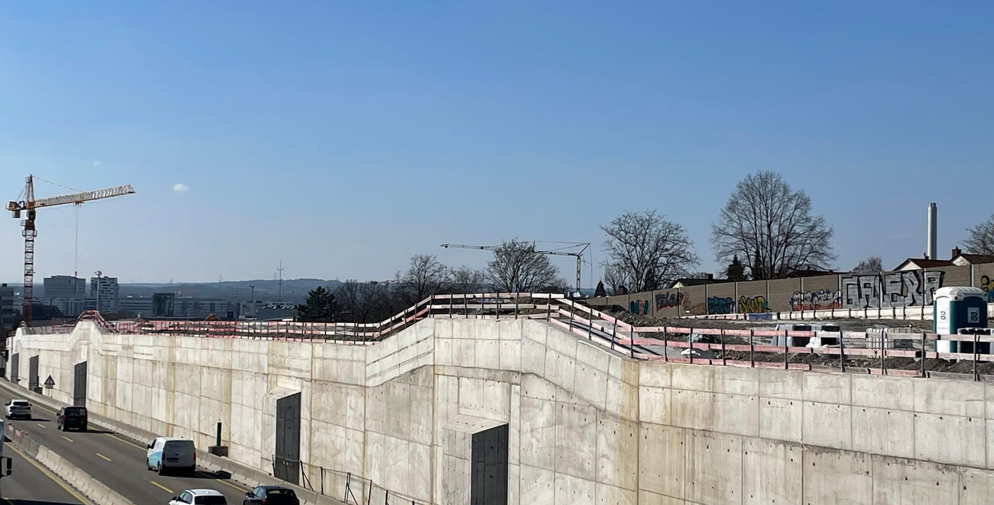 850 Meter lang ist der Lärmschutzdeckel. Auf dieser Seite hat die letzte Decke gefehlt.