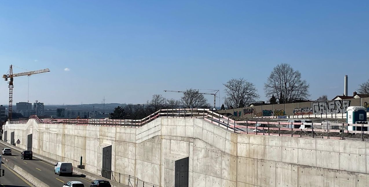 850 Meter lang ist der Lärmschutzdeckel. Auf dieser Seite hat die letzte Decke gefehlt.