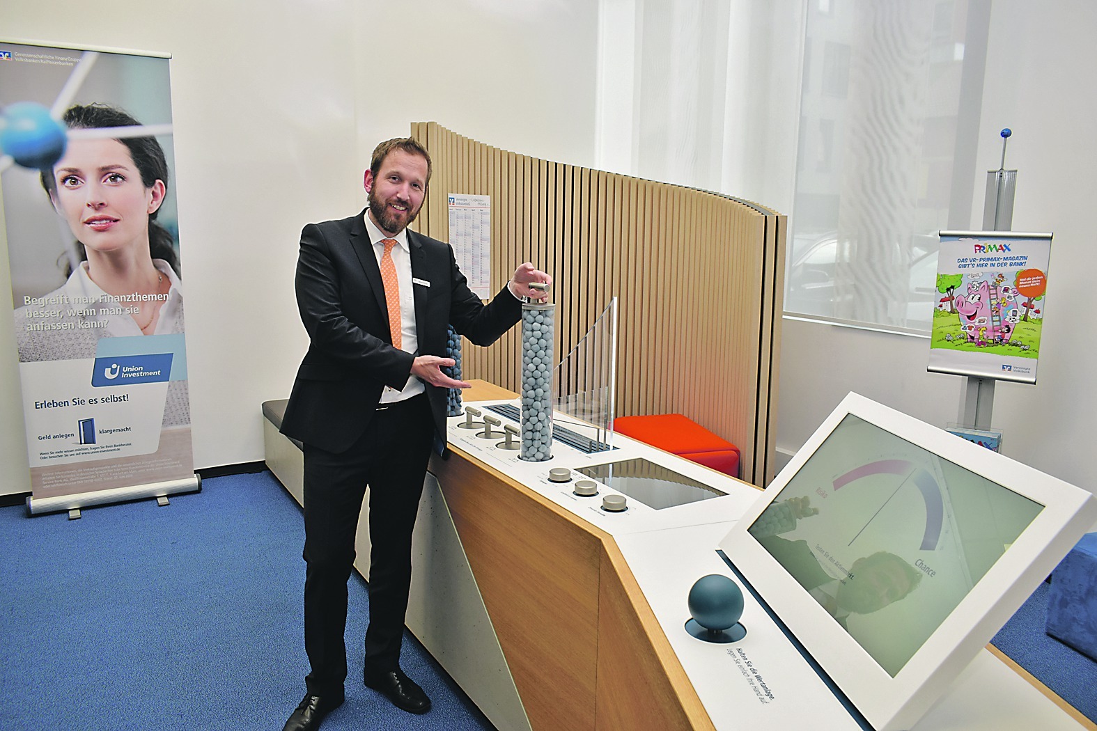 Bernd Dörich, Filialdirektor Vereinigte Volksbank, veranschaulicht, worauf es bei einer Geldanlage ankommt. Bild: z