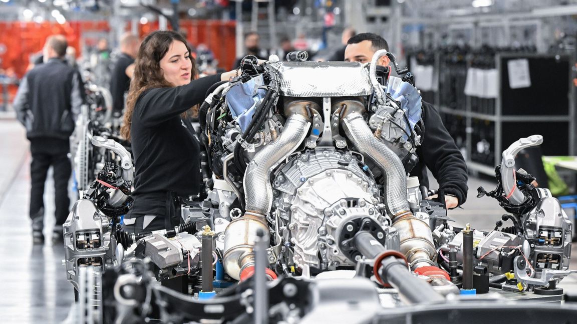 Die Beschäftigungssituation am Autostandort Deutschland hat sich laut einer Studie 2023 kaum verbessert.