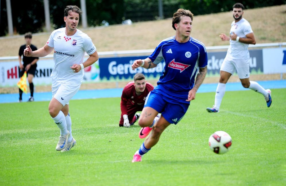 Max Horn (blaues Trikot) und der VfL Sindelfingen gewinnen zum Saisonauftakt mit 3:1 beim TSV Weilimdorf.