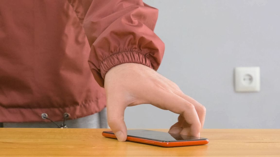 Das Smartphone wegzulegen kann befreiende Wirkung haben. (Symbolbild)