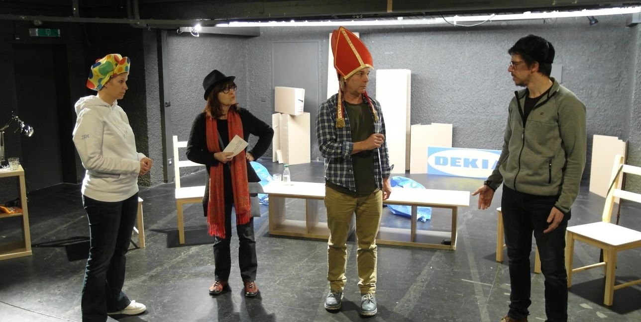 In der Inszenierung durch Axel Finkelnburg für die Schaubühne Sindelfingen des  kapitalismuskritischen Stücks  „Die Grönholm-Methode“ des katalanischen Autors Jordi Galceran spielen Katrin Finkelnburg, Gudrun Steinle, Mathias Baier und Achim Fuchs (von links) vier Bewerber um den Managerposten in einem schwedischen Konzern, die in einem Assessment-Center aufeinander treffen - die Inszenierung feiert am 14. März um 20 Uhr Premiere im Theaterkeller Sindelfingen.