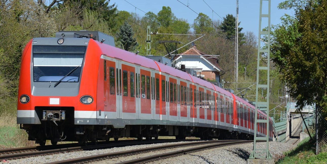 Aufgrund einer Stellwerkstörung kommt es bei der S60 zwischen Renningen und Böblingen heute morgen zu Ausfällen im Berufsverkehr. Ein Ein Busnotverkehr ist laut VVS eingerichtet.