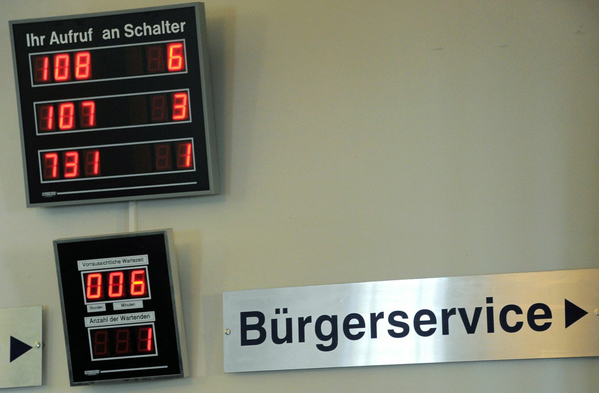 Lange Wartezeiten auf dem Amt kann man in manchen Fällen inzwischen umgehen. Foto: dpa/Bernd Settnik