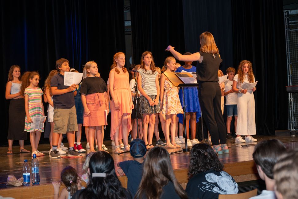 Stimmungsvoller Gesang des Unterstufen-Chors unter der Leitung von Carolin Engelhardt. Bild: Nüßle