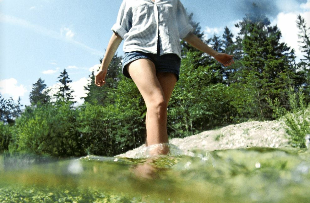 Hauptsache kalt: Es muss nicht immer das Tretbecken sein, auch im Fluss kann man kneippen. Foto: imago/viennaslide