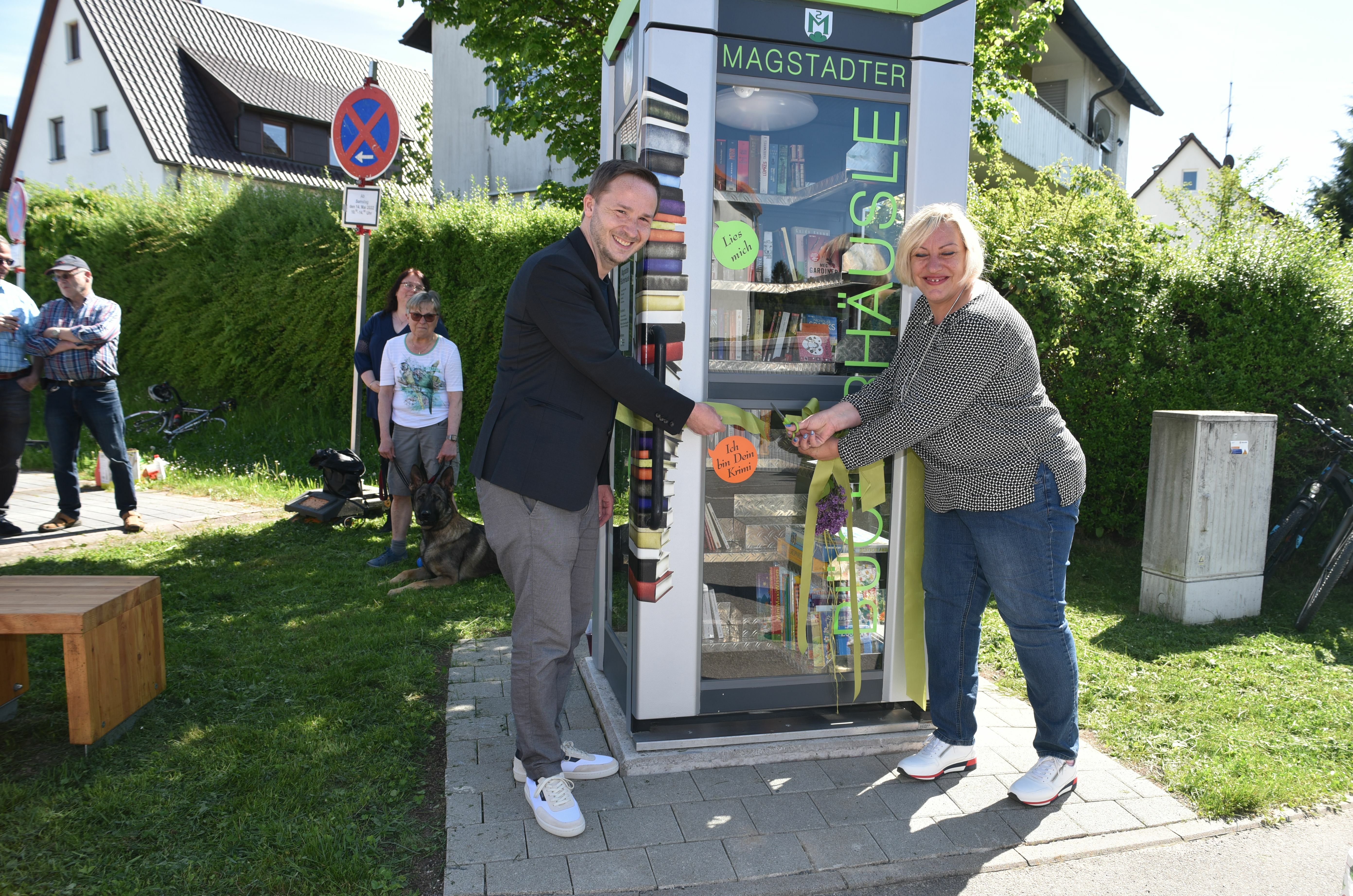 Sanja Wellinger und Bürgermeister Florian Glock geben den Weg ins zweite Magstadter Bücherhäusle frei. Bild: Reichert