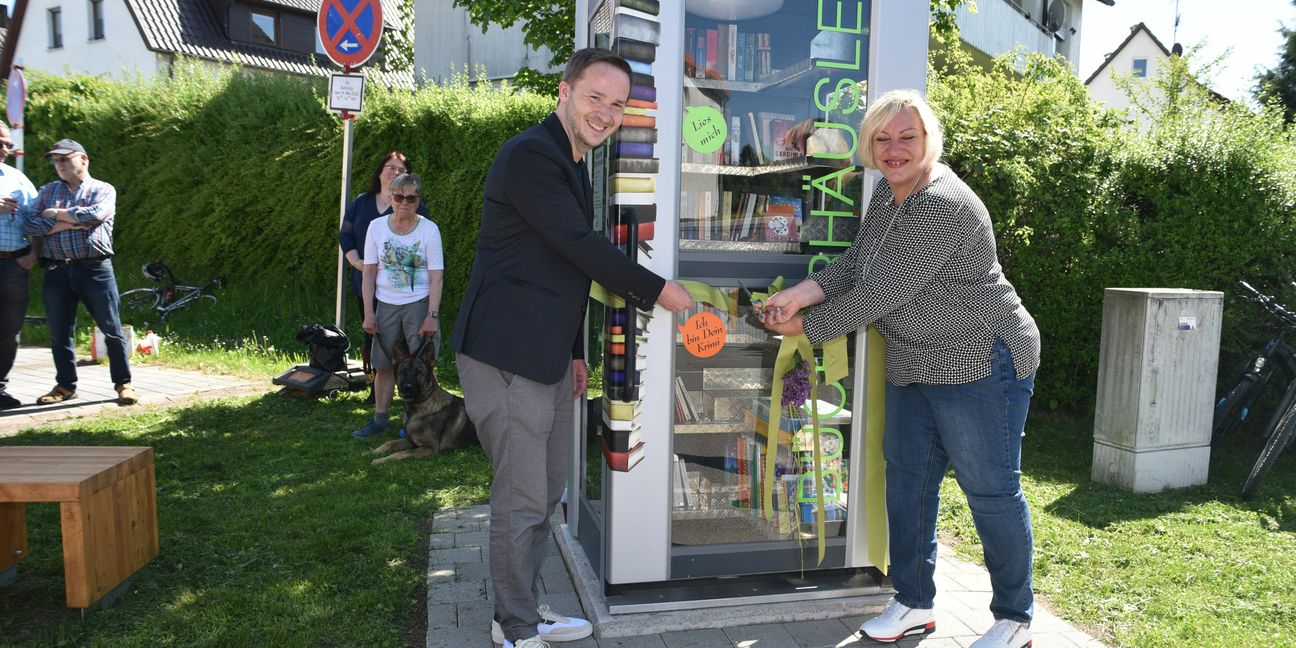 Sanja Wellinger und Bürgermeister Florian Glock geben den Weg ins zweite Magstadter Bücherhäusle frei. Bild: Reichert
