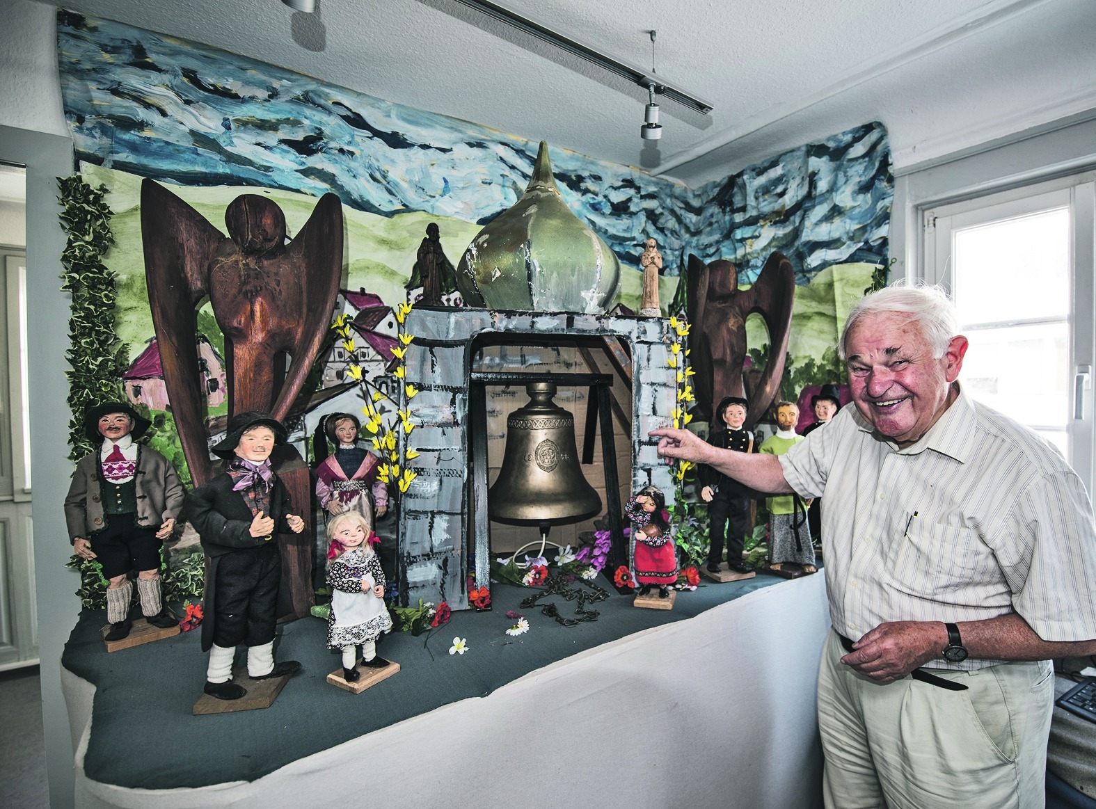 Pfarrer Franz Pitzal hat für die Sonderausstellung im Renninger Krippenmuseum Uhren und eine Glocke gesammelt.  Bild: Richter