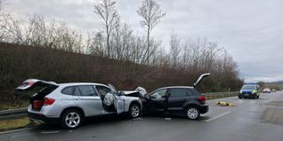 Beide Autos mussten nach dem Unfall abgeschleppt werden. Die Bundesstraße war für längere Zeit gesperrt. 	Bild: SDMG/Dettenmeyer